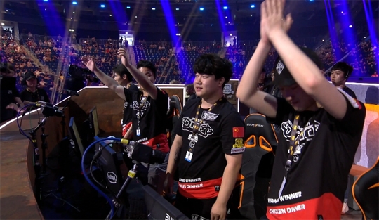 1인칭 1일차 선두에 오른 중국 OMG.(사진=PGI 중계 캡처)