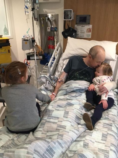 병상에서 두 딸과 함께하고 있는 재러드 라일. 사진=재러드 라일 SNS
