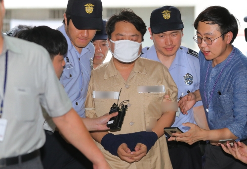 (드루킹 김모(49)씨와 함께 재판에 넘겨진 필명 '초뽀' 김모(43)씨가 지난 30일 오후 서울 서초구 허익범 특별검사 사무실로 들어가고 있다. 2018.07.30. /사진=뉴시스)