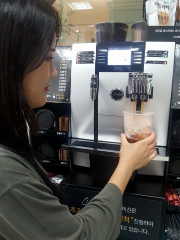 GS25에서 고객이 아이스 아메리카노를 구매하고 있다