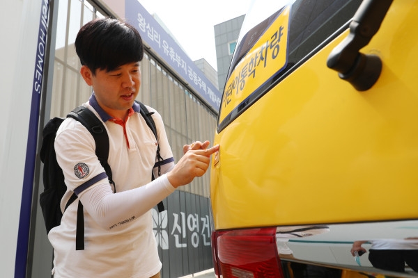 지난 7월27일 어린이집 차량에 ‘슬리핑차일드체크 시스템’의 NFC를 설치하고 있는 모습. (사진=성동구청)