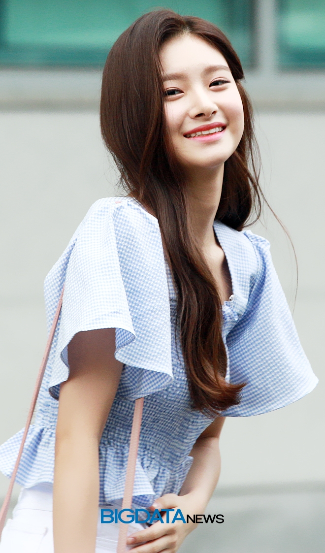 왕이런, '프로듀스48'의 콘셉트 평가 출근길 현장