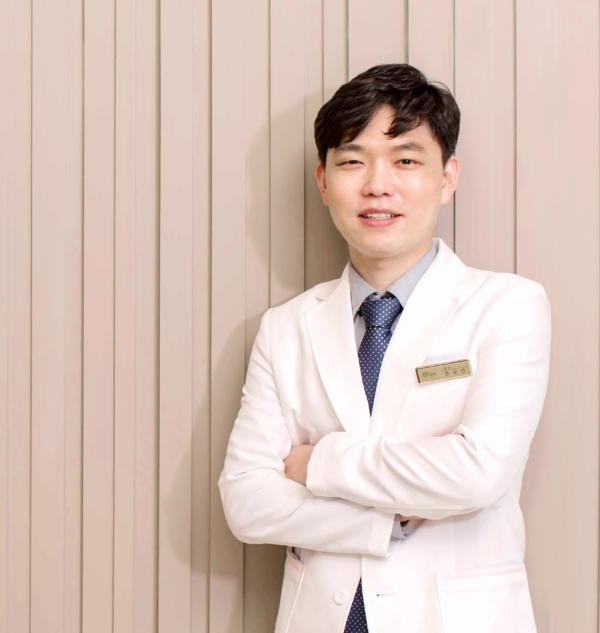 여름철, 피부과에서 제시하는 여드름흉터 및 여드름자국 효과적으로 없애는 법