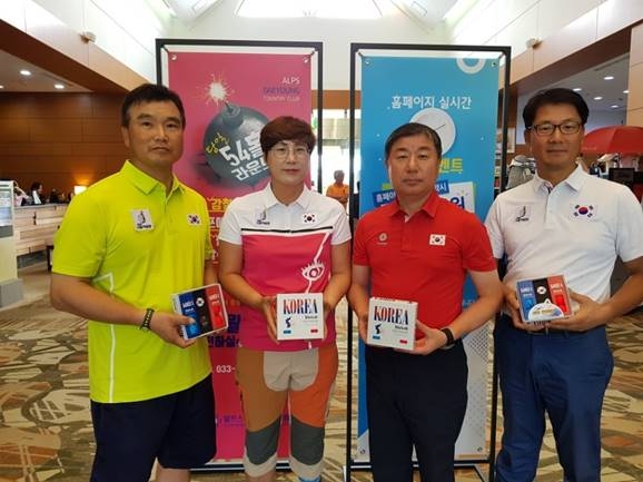 2018 세계장애인골프선수권 대회에 출전하는 선수들이 볼빅이 후원한 코리아패키지 볼을 들고 기념사진을 찍는 모습. 사진제공_볼빅
