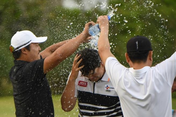 임성재(가운데)가 이경훈(왼쪽)에게 웹닷컴 투어 데뷔전 바하마 그레이트 엑수마 클래식 우승 축하를 받고 있다. 사진=PGA투어 제공