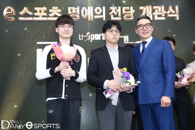 스타즈로 선정된 '페이커' 이상혁(왼쪽)과 '벵기' 배성웅(가운데).