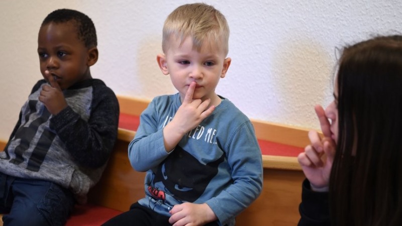 Kinder üben Zeichensprache