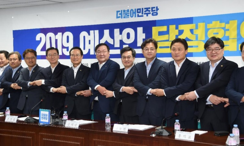김동연 부총리 겸 기획재정부 장관이 8월 23일 여의도 국회의원회관에서 열린 더불어민주당과의 '2019년 예산안 당정협의'에서 참석자들과 기념촬영을 하고 있다. (사진=기획재정부)