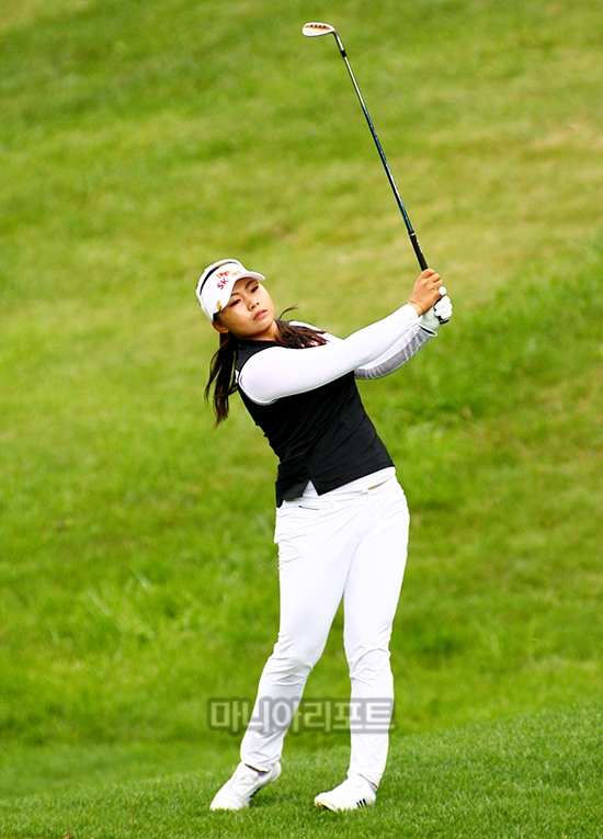 정교한 아이언샷 구사하는 김지영2