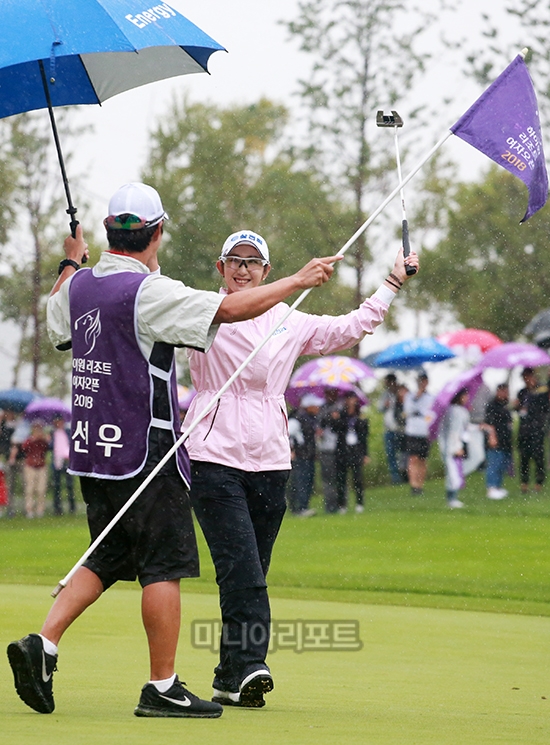 연장 첫홀에서 우승 확정지으며 기뻐하는 배선우