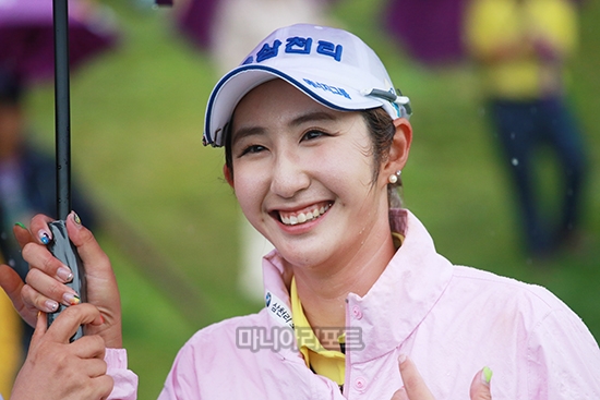 우승인터뷰하며 환하게 웃는 배선우