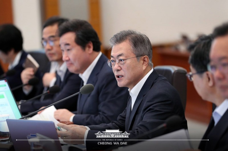 文대통령 "경제 살리기 시대적 사명...現기조 흔들림없이 추진"