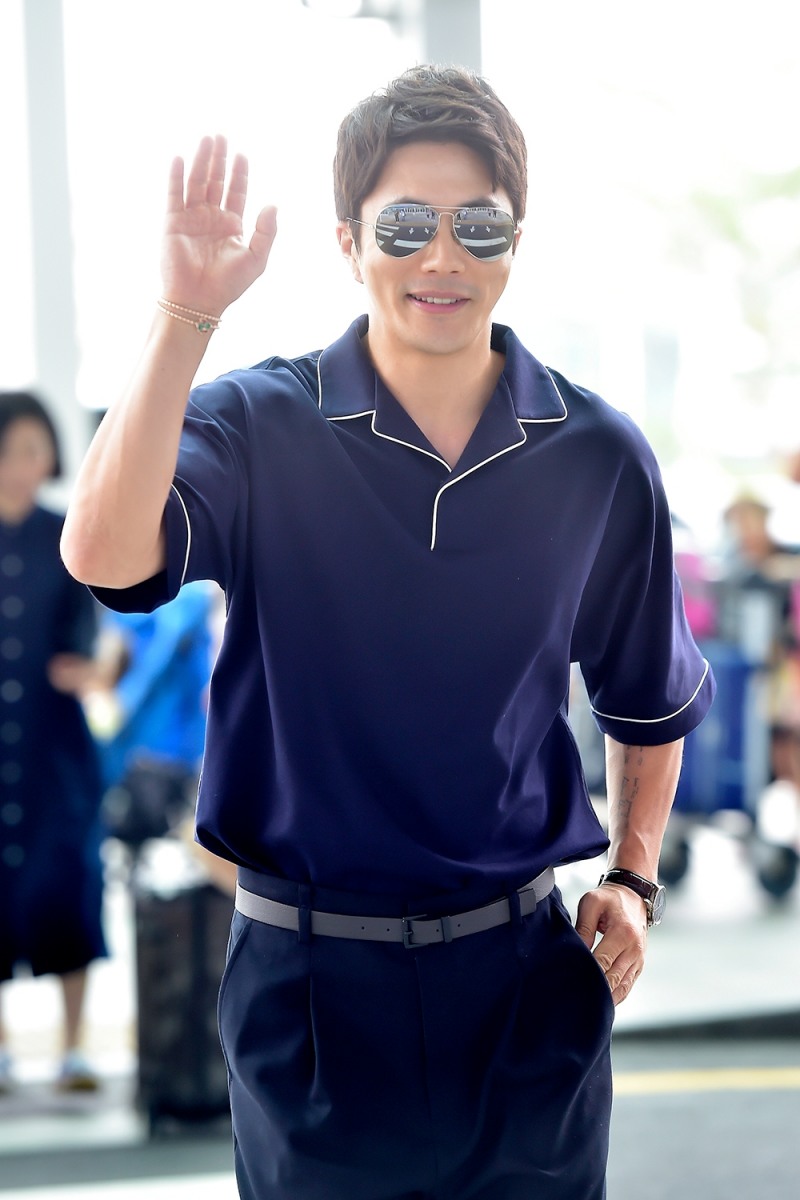 권상우 공항패션 '눈길' 손목 위 반짝이는 위트로 패션 완성