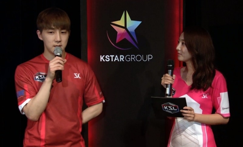 KSL 시즌1에서 승리한 뒤 인터뷰를 진행하고 있는 이제동(왼쪽, 사진=생방송 화면 캡처).