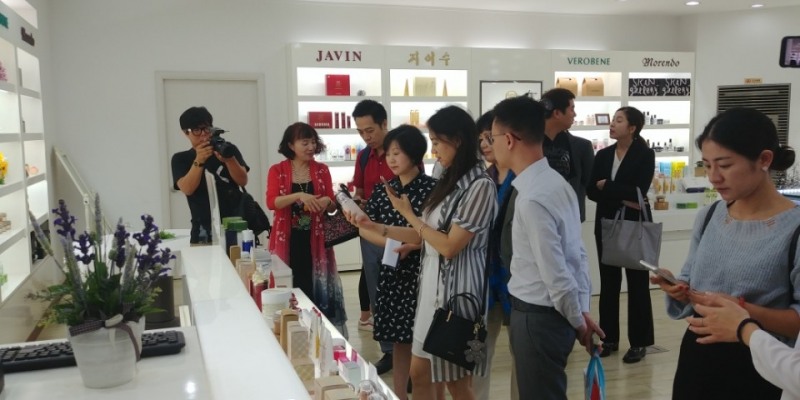 (사진=100% 쌀로 만든 화장품을 직접 발라보는 웨이상들)