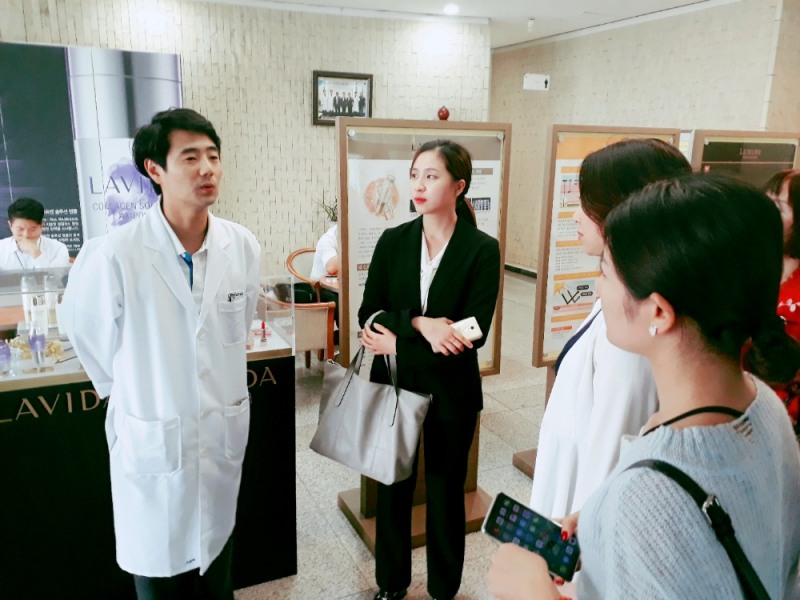 (사진= 코리아나화장품 공장 연구원은 회사를 방문한 위챗바이어들에게 비오코스 24K 골드 퍼펙트 앰플 마스크팩의 기능에 대해서 설명하고 있다.)