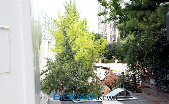 가산동 한 아파트 단지 싱크홀 발생 현장