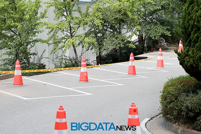 가산동 한 아파트 단지 싱크홀 발생 현장