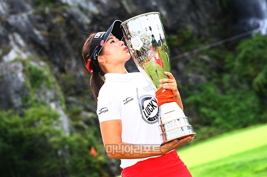 2018 한화클래식 우승 후 우승컵에 키스하는 이정은. 사진_마니아리포트 김상민 기자