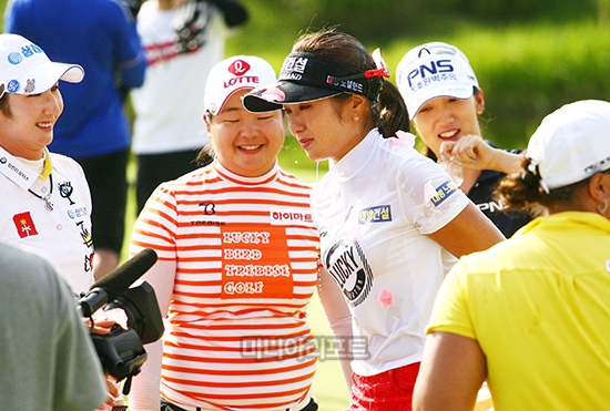 동료들의 축하 받으며 눈시울 붉히는 이정은6