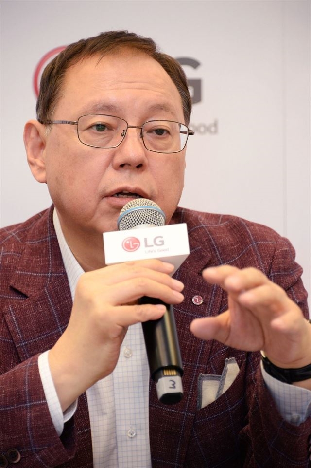 조성진 LG전자 부회장이 지난달 31일(현지시간) IFA 2018이 열리고 있는 독일 메세 베를린에서 기자간담회를 열고 LG전자의 미래 전략에 대해 설명하고 있다. (사진=LG전자)