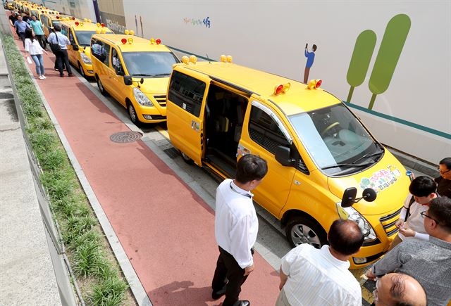 서울 성동구 관계자들이 지난 7월31일 관내 유치원 통학버스에 차량 갇힘 사고 예방 시스템을 부착하고 있다. (사진=성동구)