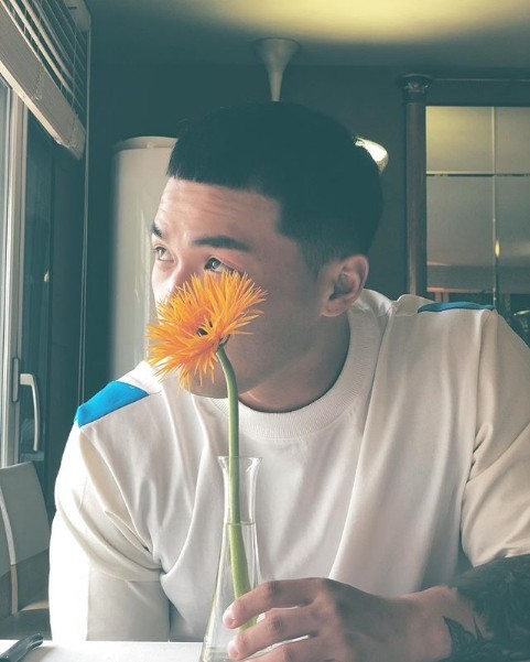 마이크로닷, 꽃으로 얼굴 가린 모습 '포착'...'찍어준 사람은 누구?'