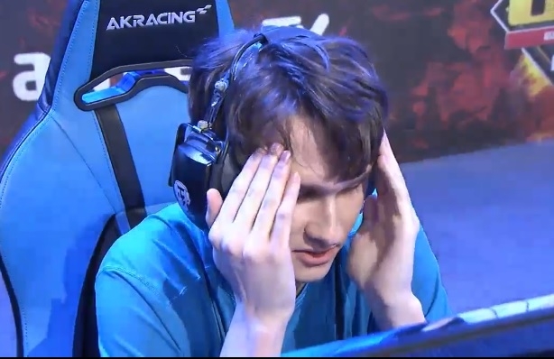 무승부가 선언되면서 재경기를 치러야 하는 상황이 만들어지자 고민에 빠진 알렉스 선더하프트.