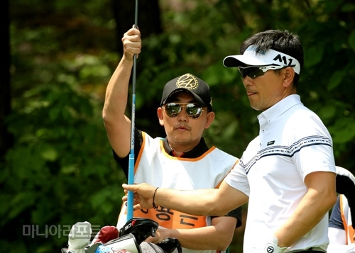 지난해 매경오픈에서 양용은(오른쪽)의 캐디로 나서 화제를 모은 이승철. 사진=마니아리포트DB