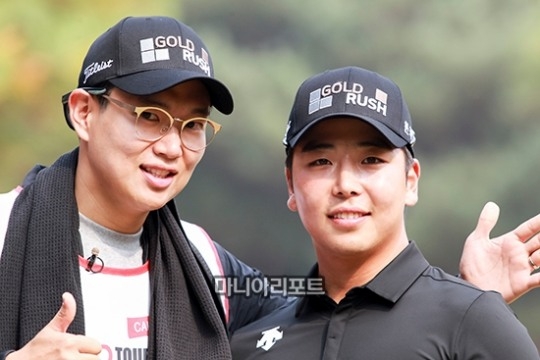 지난해 카이도 챔피언십에서 김태우의 캐디로 나선 장성규 아나운서. 사진=마니아리포트DB