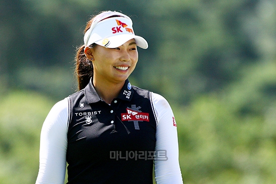 18번홀 버디 성공하며 밝게 웃는 김지영