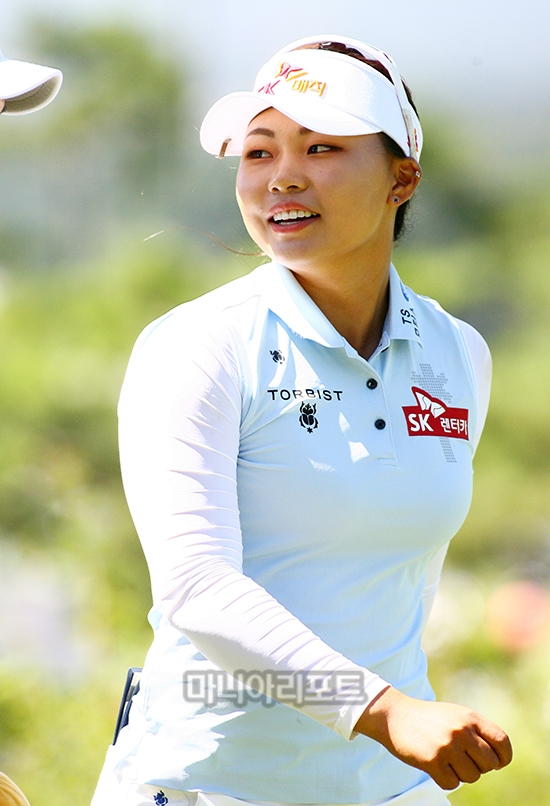 밝은 미소로 2라운드 시작하는 김지영