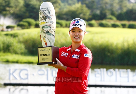 우승컵 들고 기뻐하는 정슬기