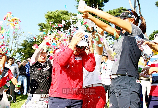 동료들에게 축하 받으며 기뻐하는 정슬기