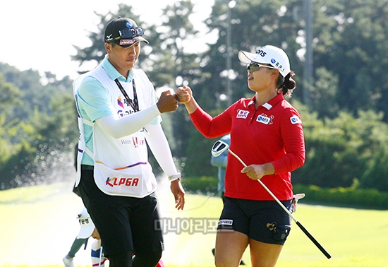 마지막홀에서 파로 홀아웃하며 캐디와 기뻐하는 정슬기