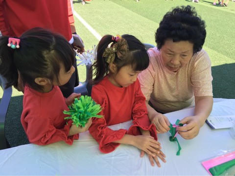 도담도담 놀이터에서 제기를 만들고 있다