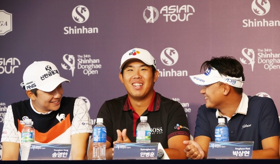 기자회견에 참여한 송영한(왼쪽)과 안병훈(가운데), 박상현(오른쪽). 사진=KPGA 제공