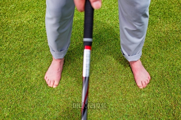 정준 프로가 발가락 10개로 지면을 움켜쥐고 있는 모습.