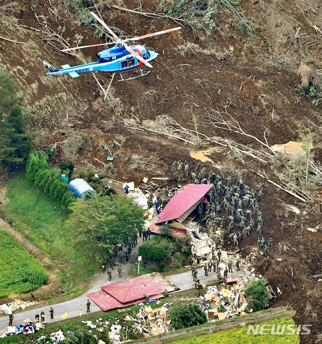 (사진=일본 홋카이도 아쓰마에서 7일 자위대 대원들이 전날 강진으로 인한 산사태로 무너진 가옥들을 수색하고 있다./뉴시스)