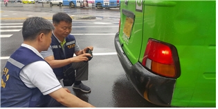 서울시 친환경기동반 대원이 마을버스 배출가스에 대한 열화상 카메라 단속을 실시하고 있다. (사진=서울시)