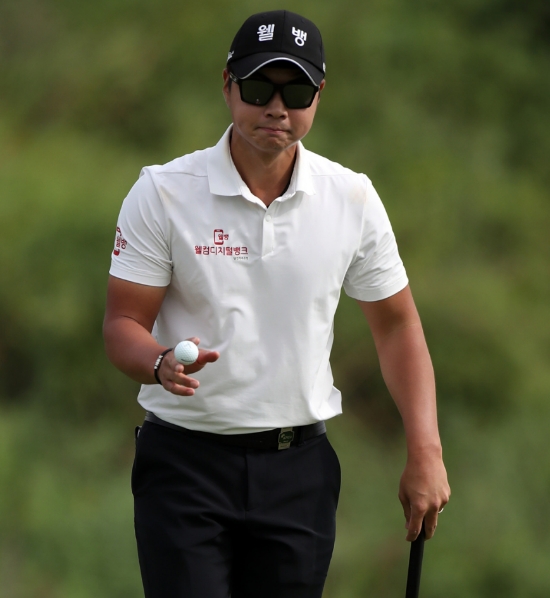 대회 2라운드에서 6타를 줄이며 공동 선두로 뛰어오른 이형준. 사진=KPGA제공