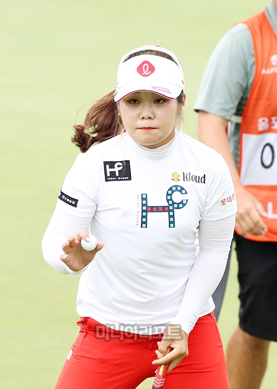 버디로 홀아웃하며 갤러리에 인사하는 이소영