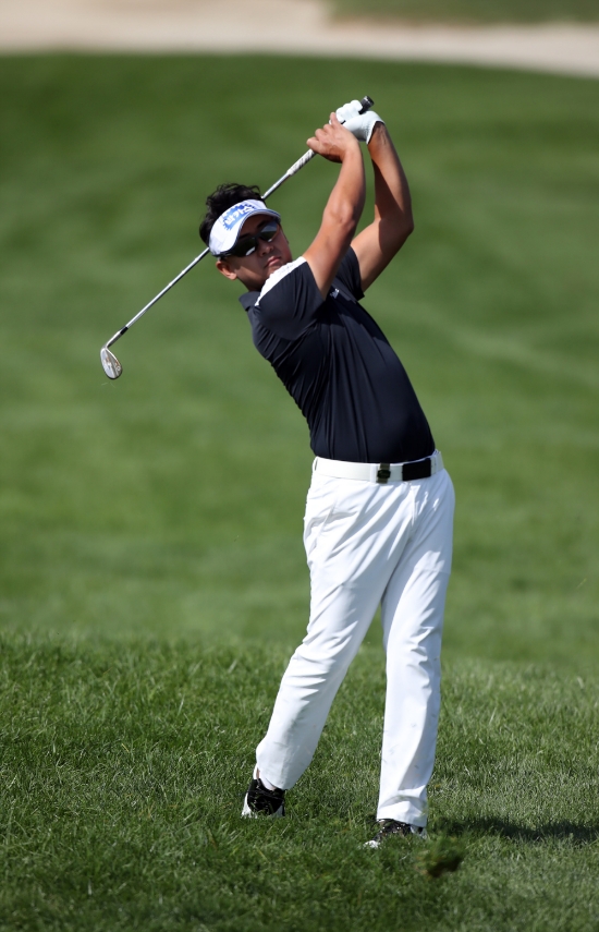 박상현이 러프에서 아이언 샷을 구사하고 있다.