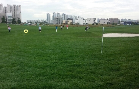 이준석과 동료, 캐디, 포어 캐디 등이 러프를 발로 헤치며 이준석의 볼을 찾고 있다. 이준석의 볼(볼이 발견된 지점-노란 동그라미)은 페어웨이 근처에 있었지만 깊은 러프 탓에 어렵사리 찾을 수 있었다. 사진=김현지 기자