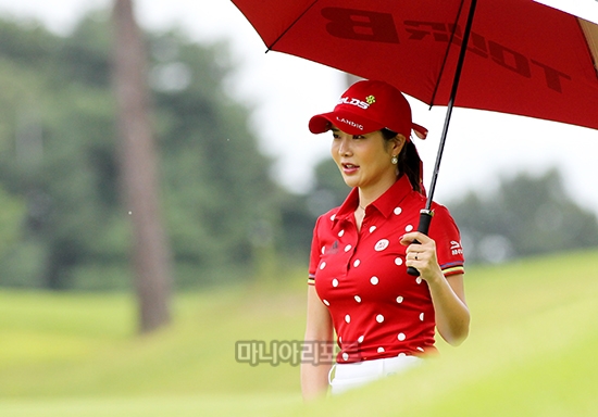 2라운드 12번홀 세컨샷하기전 생각보다 멀리 날아온 볼위치에 만족해 하고 있다