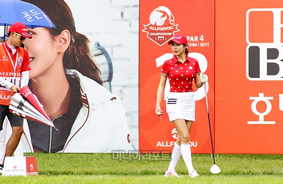 비가 부슬부슬 내리는 가운데 티샷을 위해 나가는 안신애와 뒤따르는 캐디