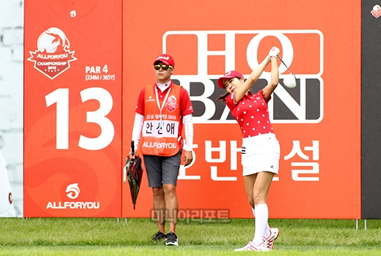 안신애가 호쾌하게 샷을 날리고..