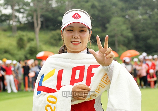 손가락 세개를 펼쳐 보이며 기뻐하는 이소영