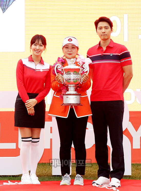 배우 김소연, 이상우씨와 기념촬영하는 이소영