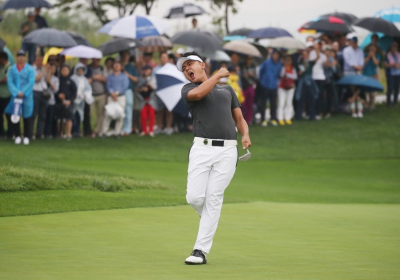 박상현이 제34회 신한동해오픈 최종라운드 서 우승을 확정한 뒤 환호하는 모습. 사진_신한금융그룹